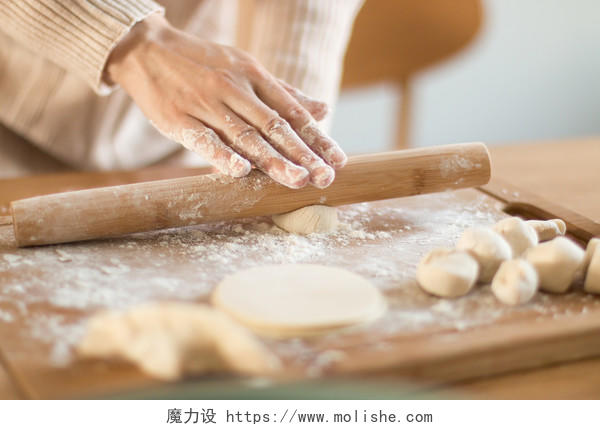 中国传统包饺子图片
